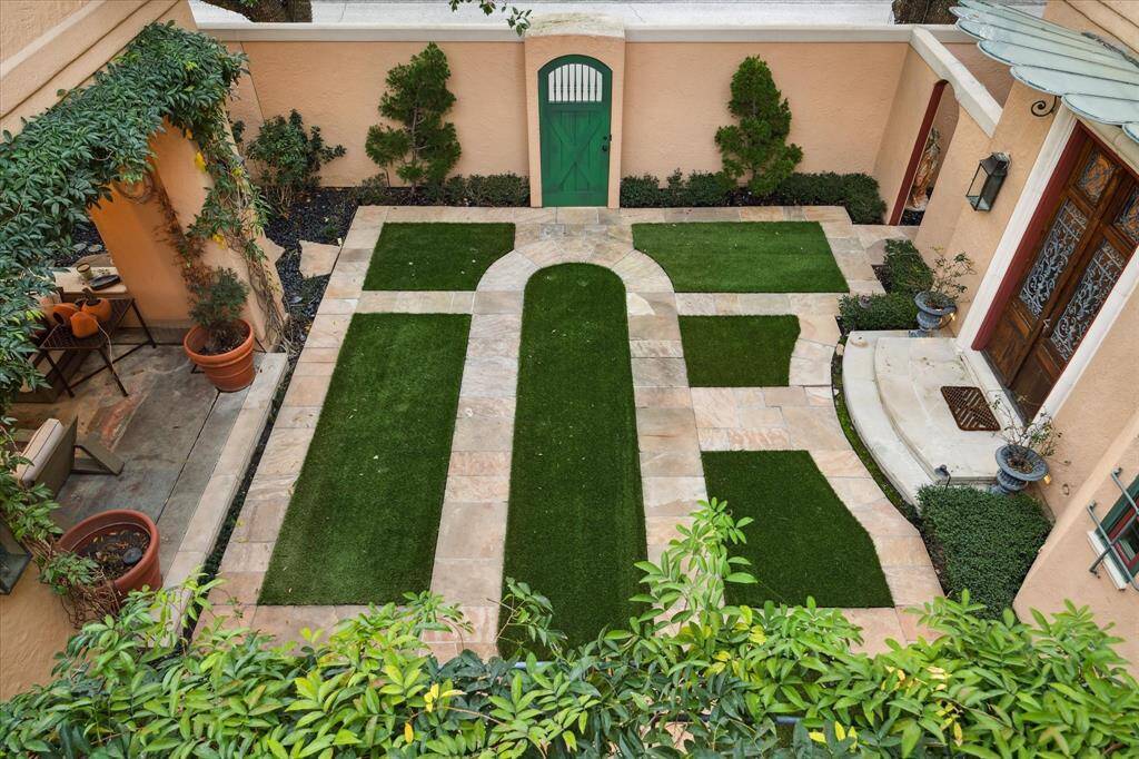 A beautiful overview of the courtyard .