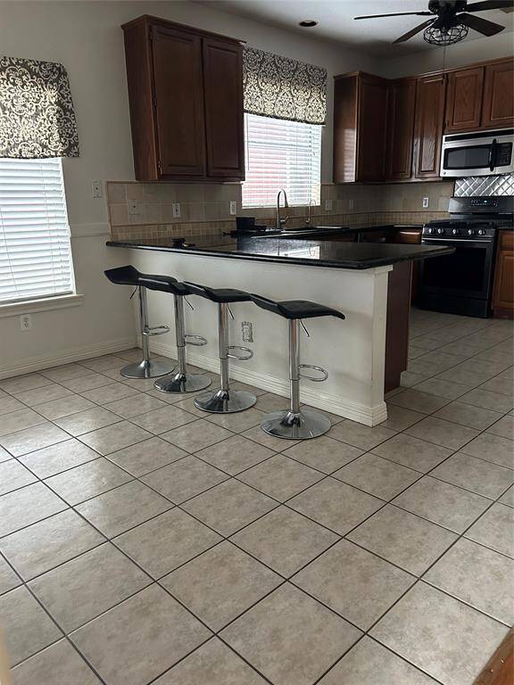 Peninsula island with room for up to 4 counter stools