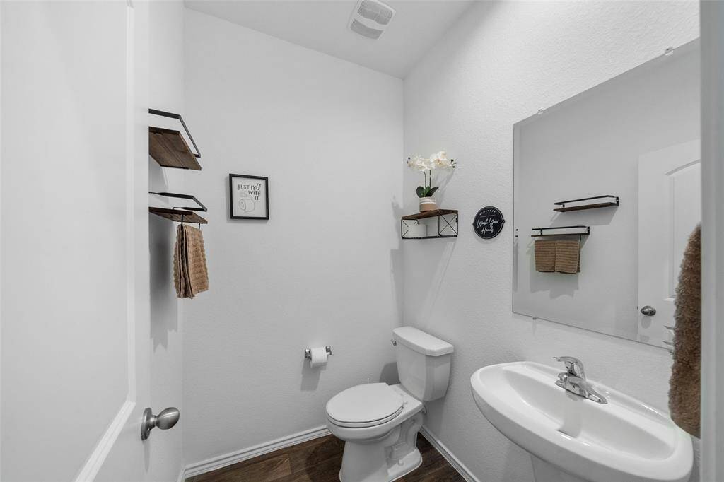 A view of the guest bath downstairs.