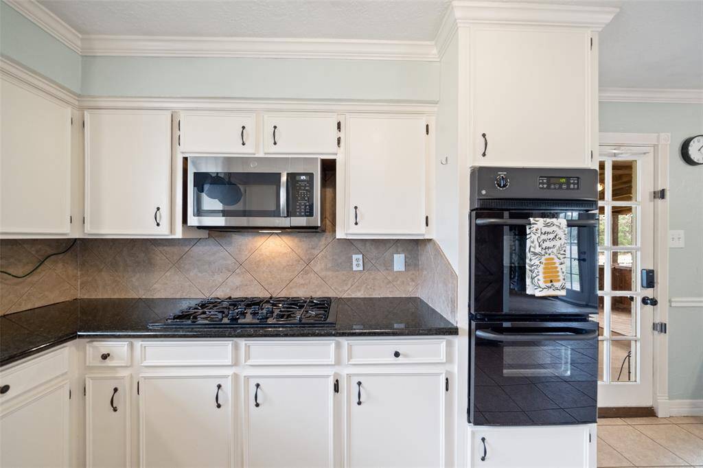 Enjoy a clean look with this beautiful built in gas range top, while also enjoying the convenience of a double oven!