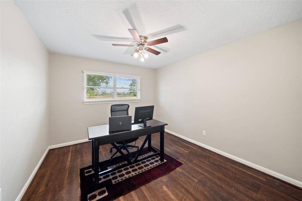 Enjoy this flex space that could be used for an office space or anything you could imagine!