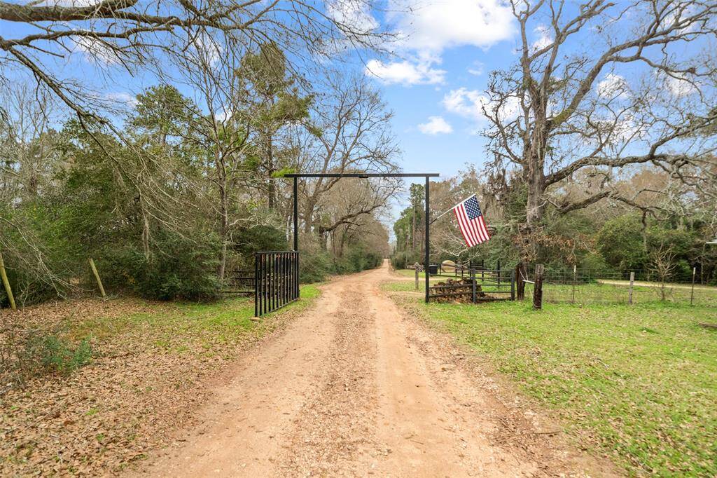 10 acres of peace and quiet awaits you!