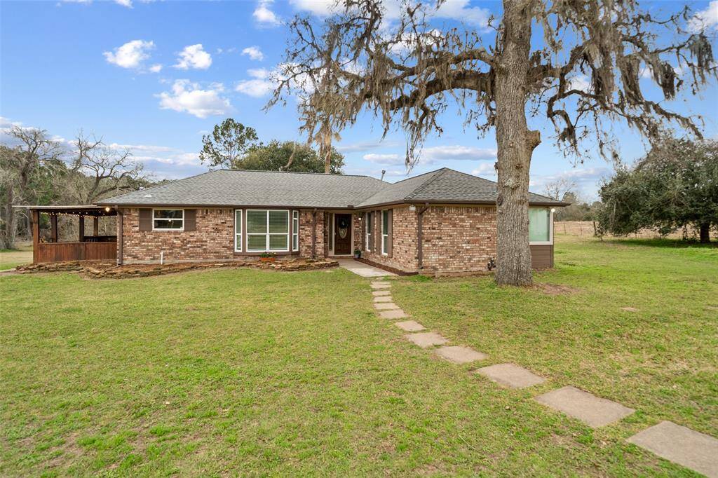 This beautiful 3 bedroom 2 bathroom home is perfect for a family!