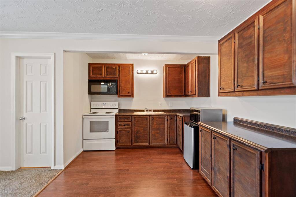 The added convenience of a kitchen in the guest suite is just what you need!