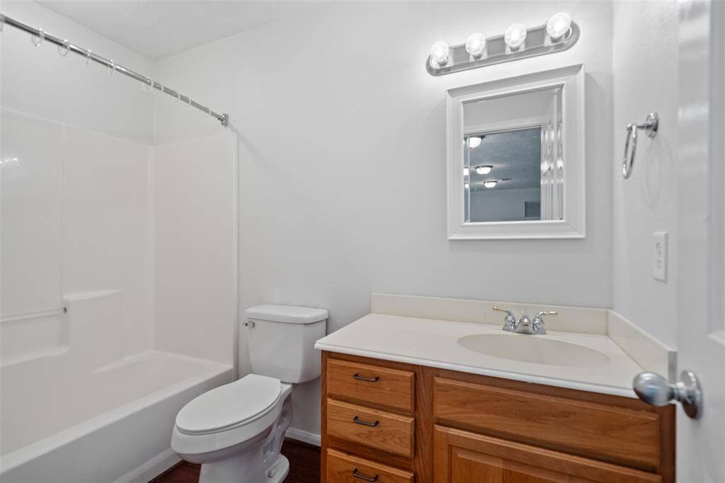 A very nice bathroom, perfect for suiting guests!