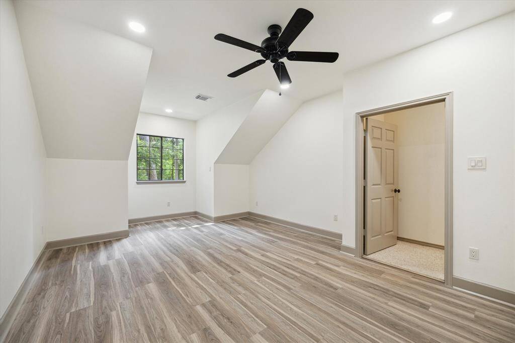 Upstairs bedroom.