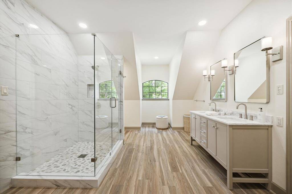Upstairs full bath.