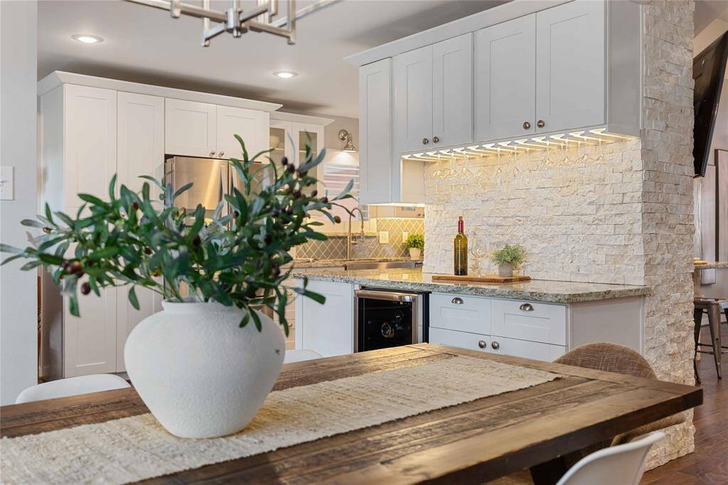 Enjoy a quiet meal or host family and friends in this idyllic dining space. The nearby wine bar adds a touch of elegance and formality.