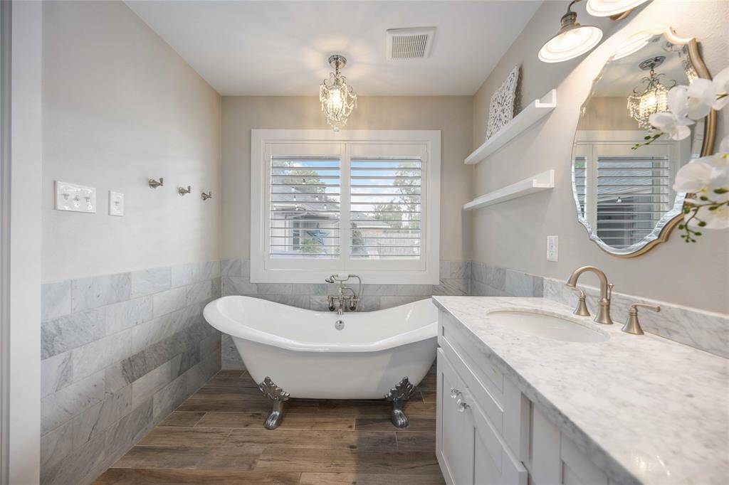 Imagine a relaxing bath after moving in. This is what dreams are made of.
