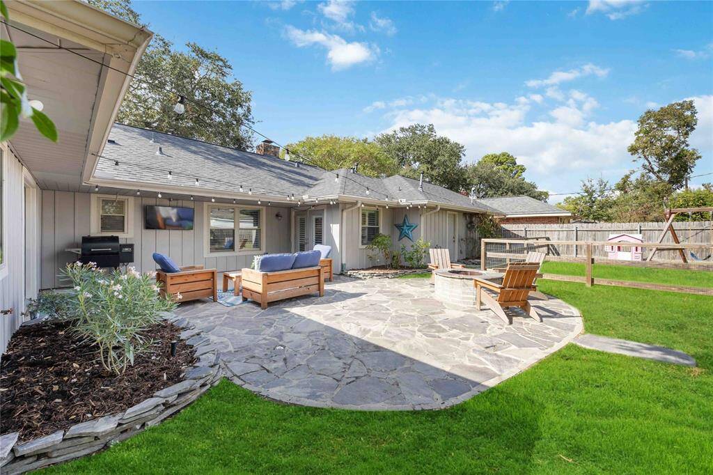 There's ample space for a variety of configurations outside, and you'll love the flowerbeds that are located on either side for adding your own pops of color.
