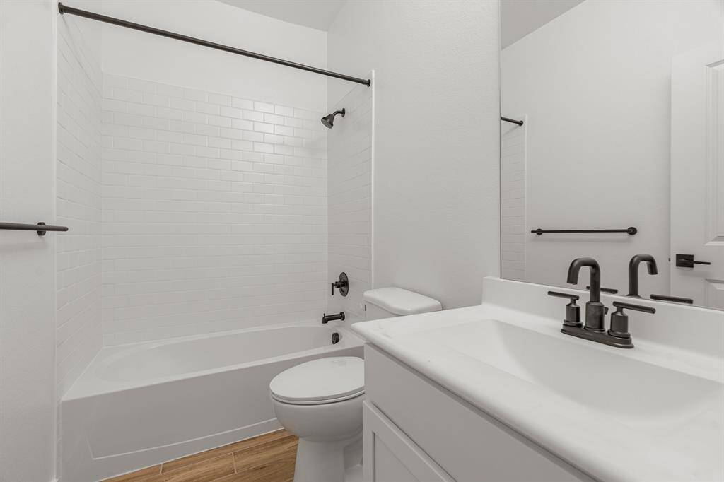 Hall bath (*Photo not of actual home and used for illustration purposes only.)