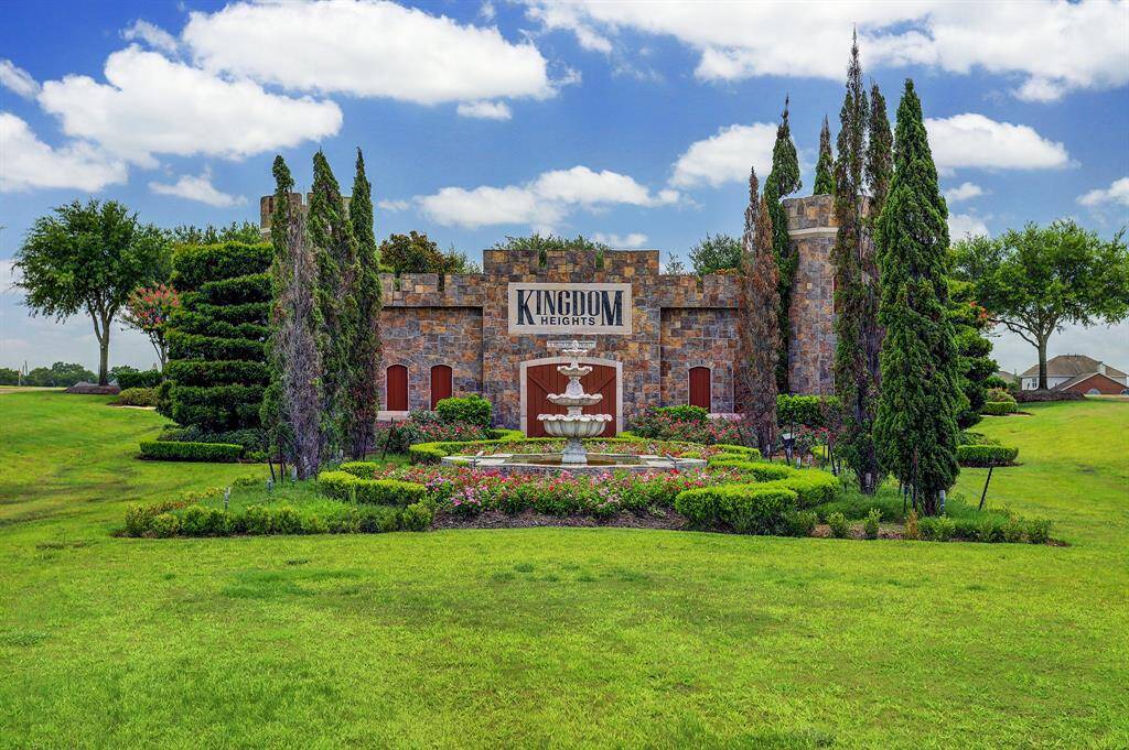 Gorgeous homes built by K. Hovnanian Homes in charming Kingdom Heights.
