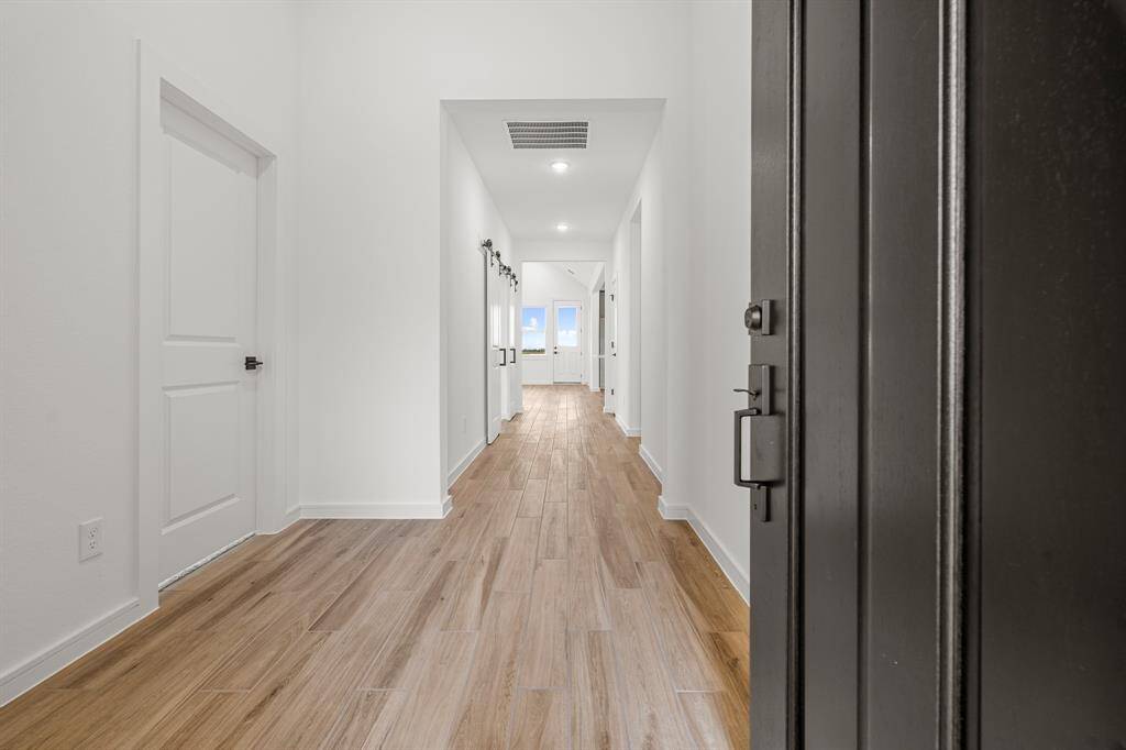 Inviting foyer (*Photo not of actual home and used for illustration purposes only.)