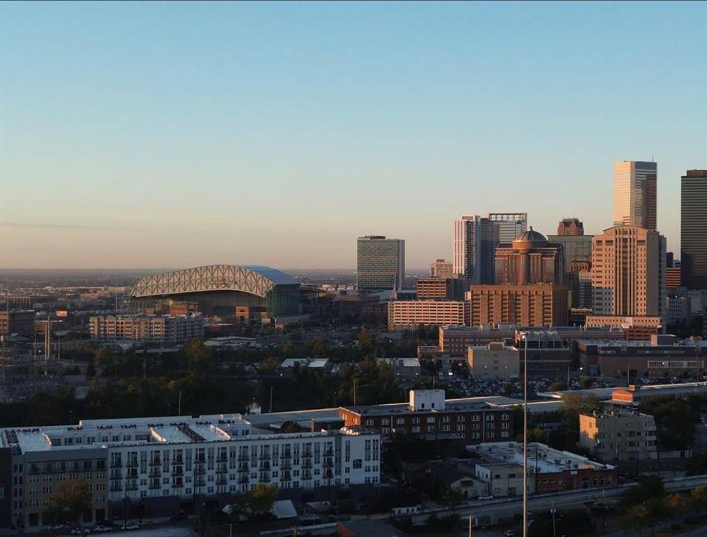 Stunning downtown skyline views—experience the vibrant cityscape from your new home.