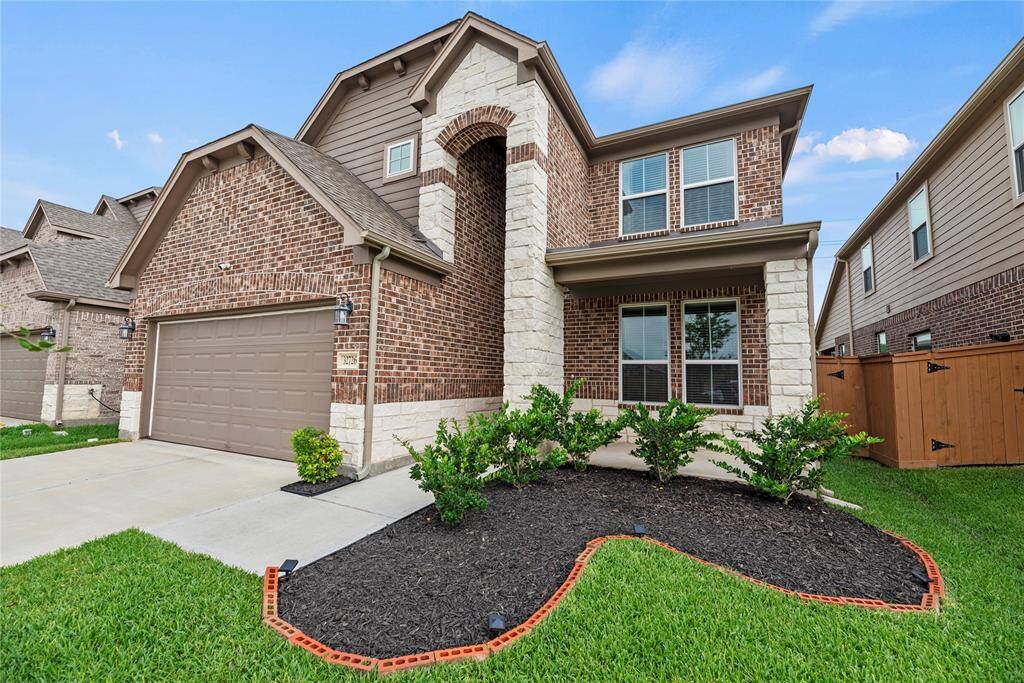 Great curb appeal with the brick, stone and Hardi plank elevation.