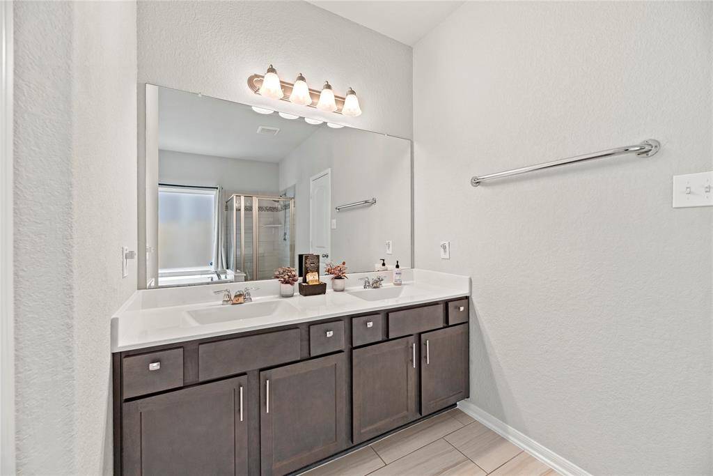 Dual sinks in primary bath.