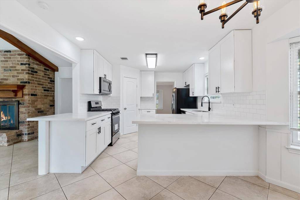 Bright and tasteful kitchen ...