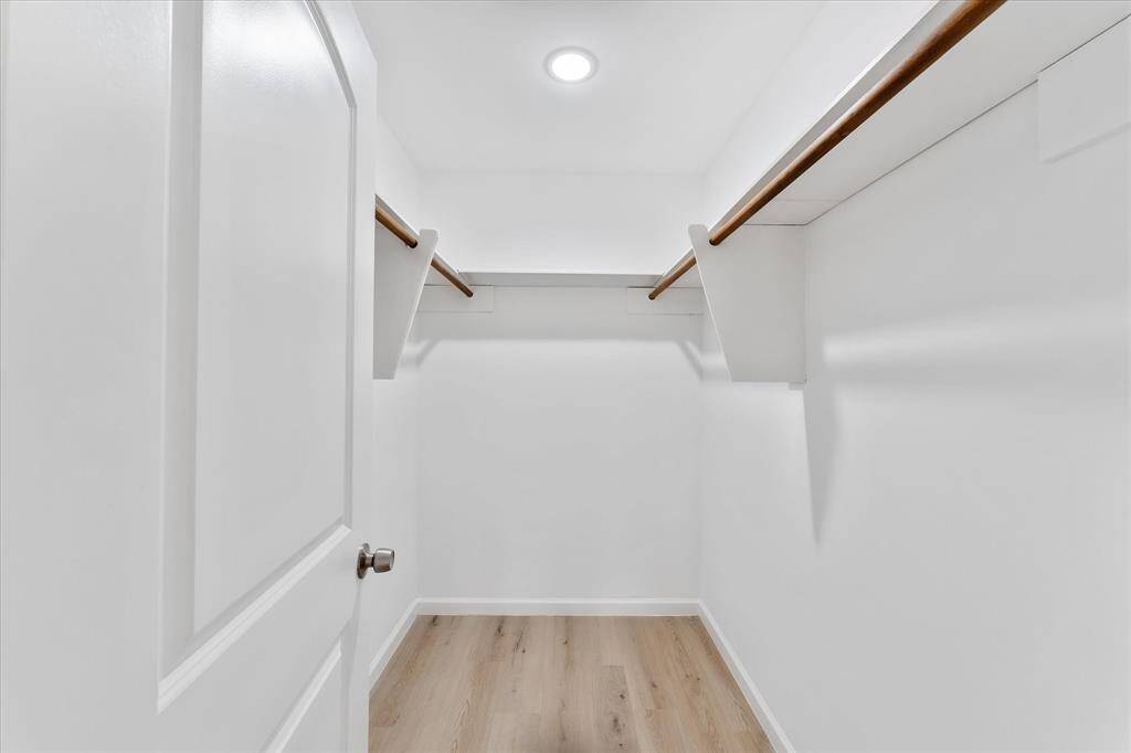 !st Master walking closet...