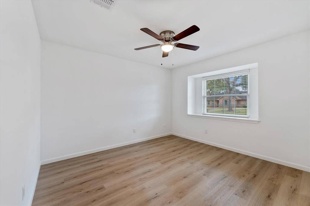 3rd Bedroom, with refreshing views to outdoors ...