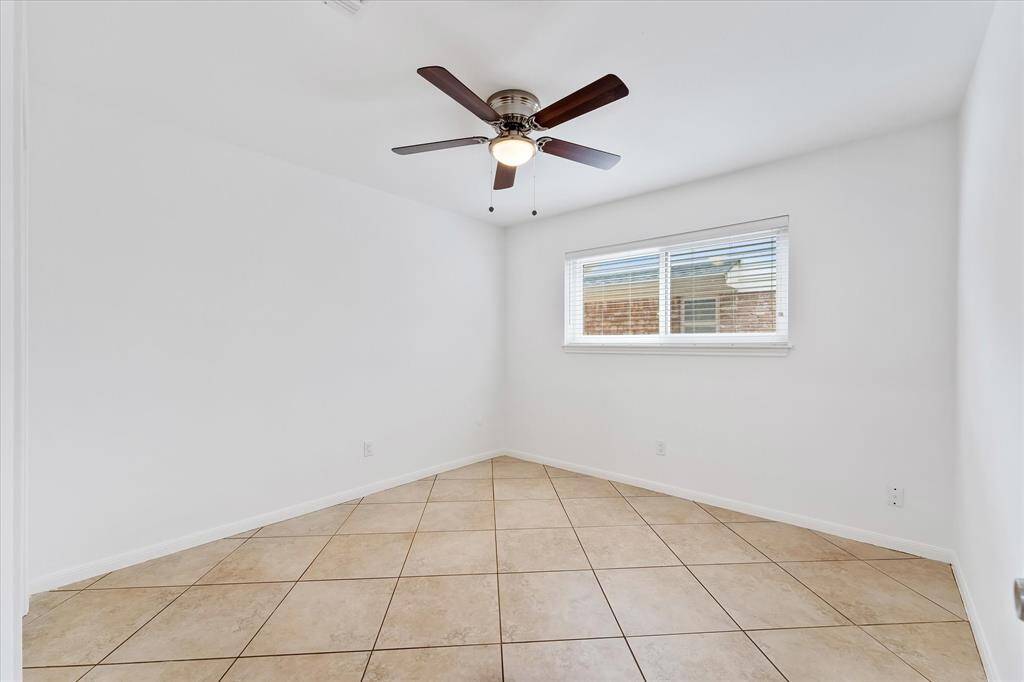 4th Bedroom... ceiling fans in all bedrooms!