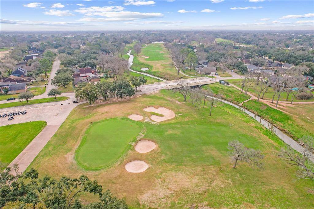 One minute away from Golf Course activies...