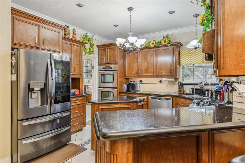 Plenty of storage and workspace in the kitchen.