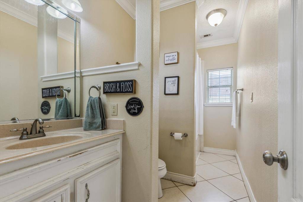 Secondary bathroom with tub/shower combo.