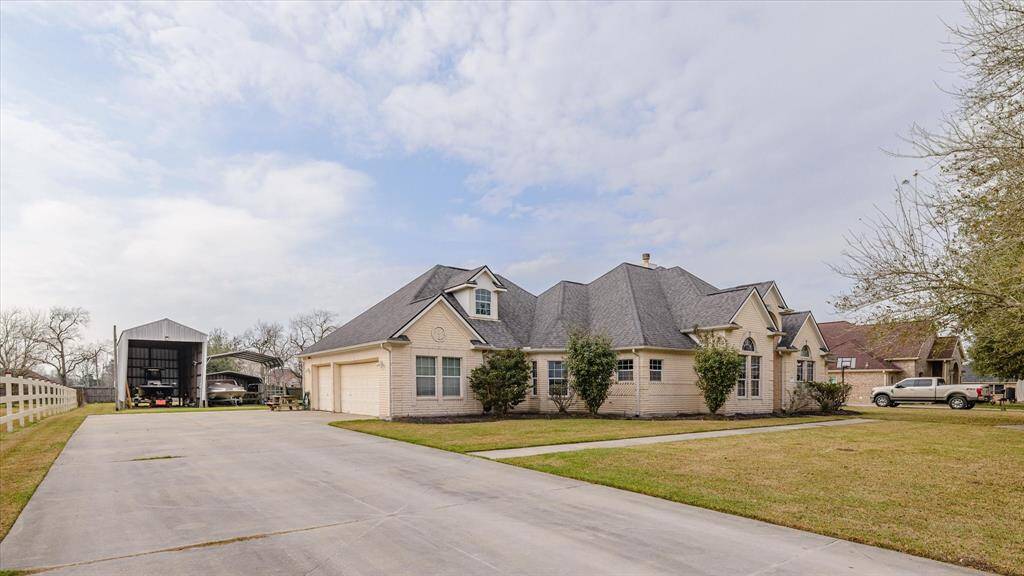 3/2/3 on almost a full acre.