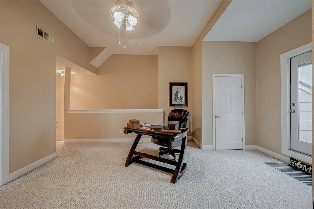 ensuite bath on third level