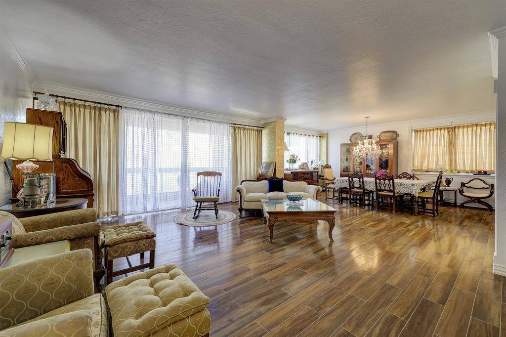Ideal for entertaining small or large gatherings, the spacious living and dining areas with access to the outside balcony offer the perfect setting.