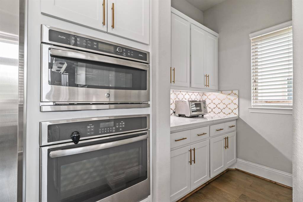 There is also a butlers pantry with extra storage and countertop space, great for when hosting a party!