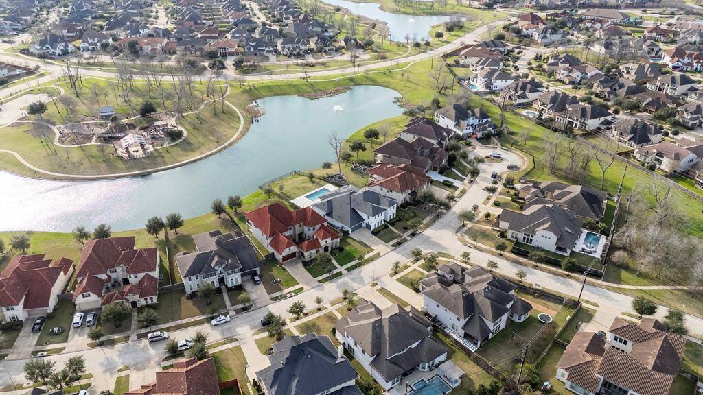 Gorgeous lake views from your backyard! Wake up to serene waters each morning and unwind with peaceful sunsets in the evening. The expansive lakefront setting offers a tranquil retreat, perfect for enjoying nature’s beauty right from your own backyard.