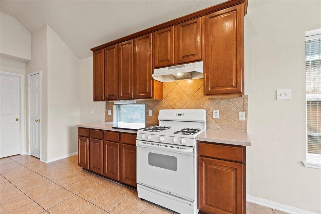 Rich cabinets provide a clean and timeless look, enhancing the sense of brightness and openness in the space.