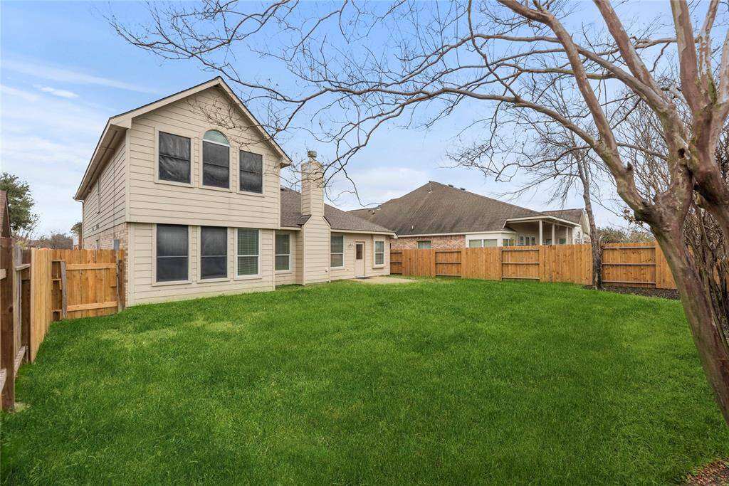 Now to the backyard space. This is a great backyard for the week-end hangouts and letting the kids run around.