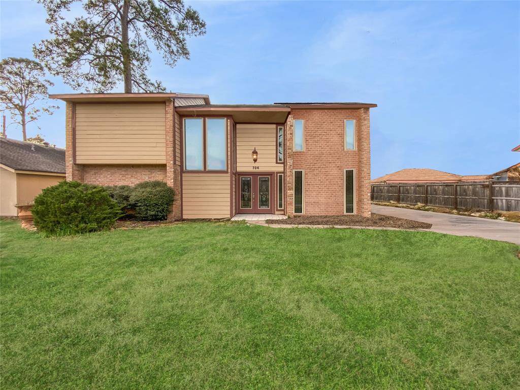Welcome to 706 S Diamondhead Blvd! This photo has been digitally enhanced, including removal of visual obstructions