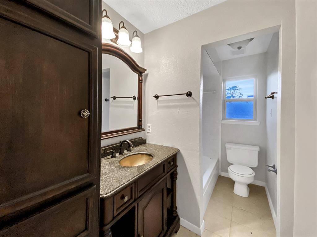 Upstairs full bathroom with a shower/tub combo.