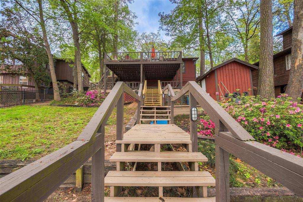 Look at this amazing property on the lake!