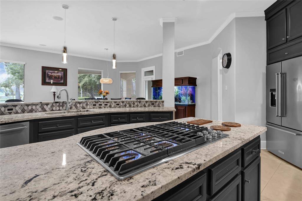 At its heart, an expansive island with a gas cooktop creates the perfect space for cooking and entertaining, allowing the home chef to be part of the acOon. Ample storage space can be found within this spacious island.
