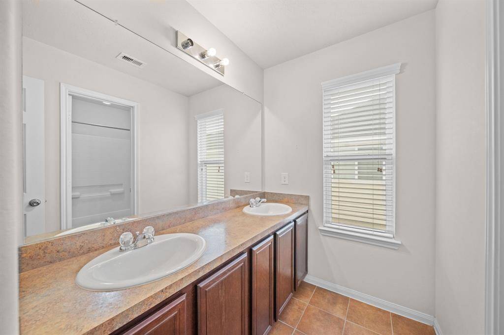 Full guest bathroom