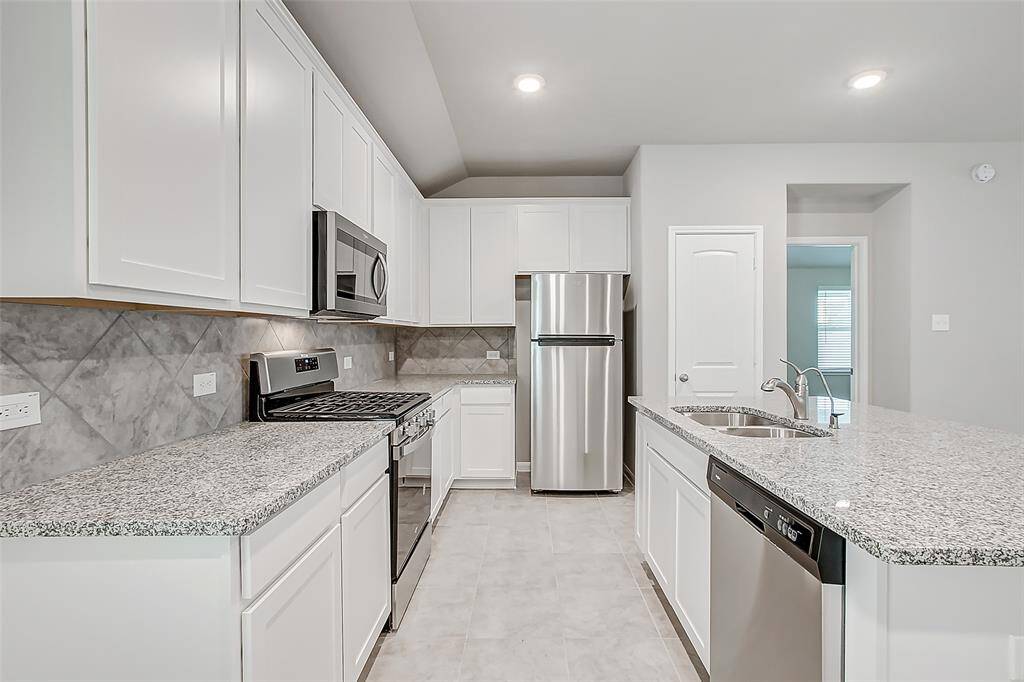 5-burner gas cooker and stainless steel appliances.