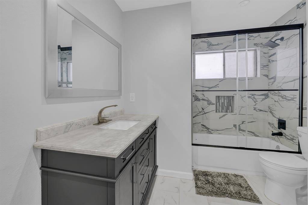 Gorgeous Hall bathroom.