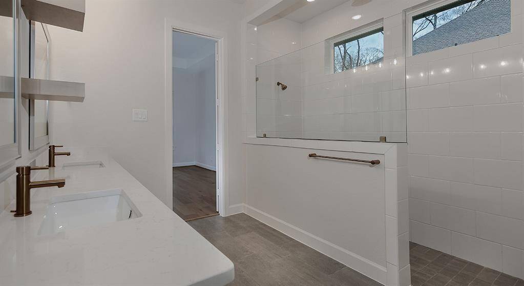 Upgraded, oversized walk-in shower