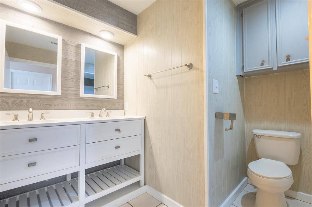 Full Bathroom 1
