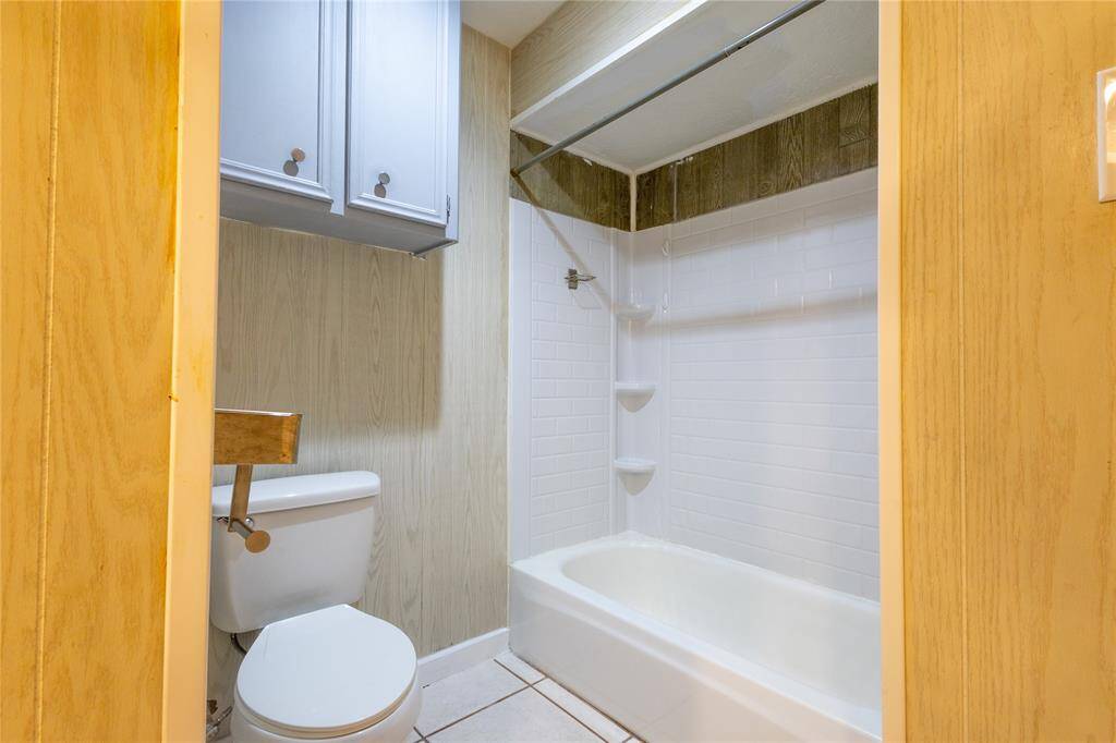 Full Bathroom 1