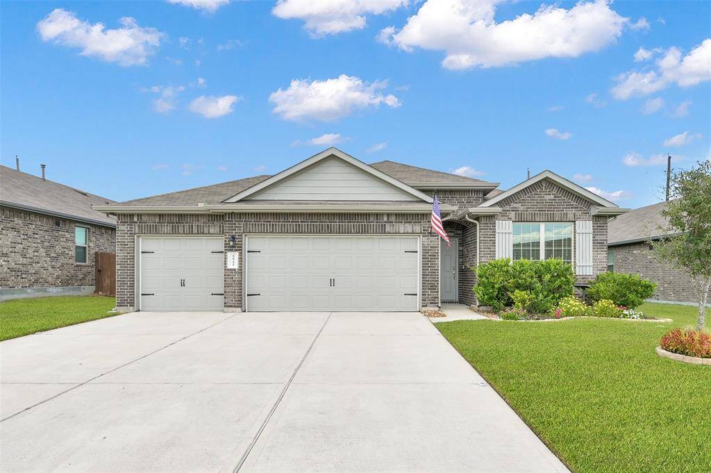 Welcome home to 5922 Dovershire Bluff Way! PRIME LOCATION! Easy access to SH 99 with close proximity to all that The Woodlands has to offer. Surrounded by restaurants, shops, and located less than 4 miles from The Woodlands Village of Creekside Park that boasts a H-E-B!
