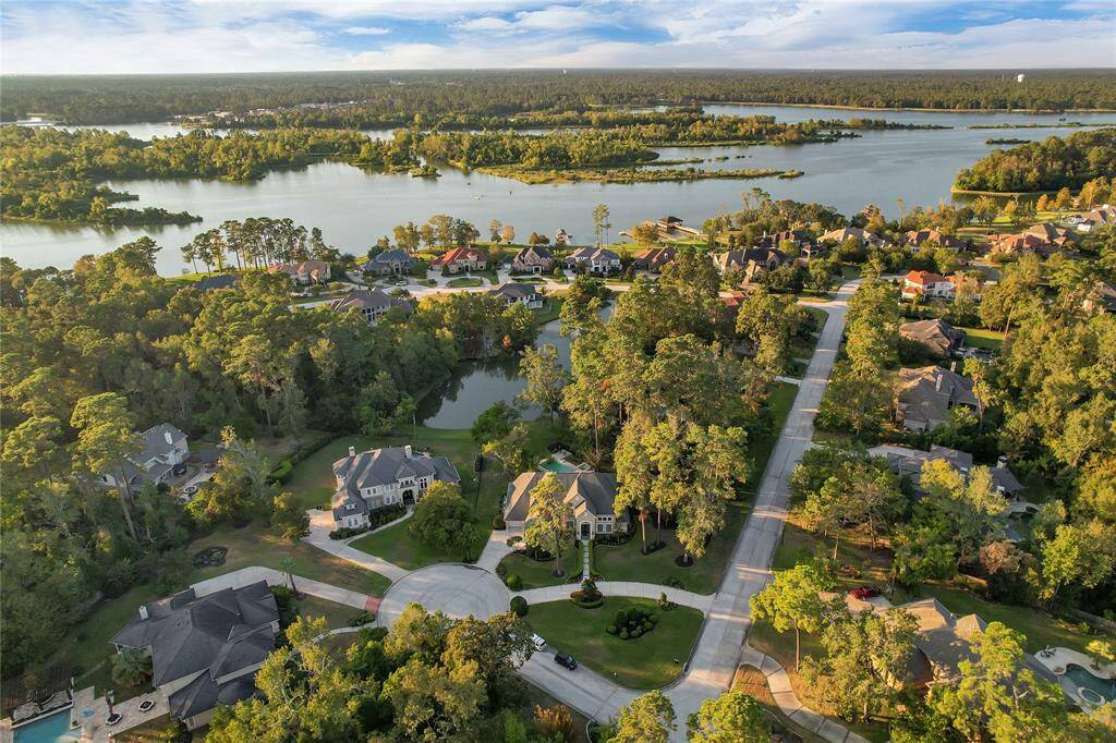 Nestled in the tranquil gated community of Lakes at King River Estates on a 1+ acre water front lot, this FronOer Custom Builders creaOon is the epitome of upscale living. With 5 spacious bedrooms, 5.5 bathrooms, a 3-car garage, & an array of sophisOcated indoor & outdoor features, this home offers a lifestyle of luxury