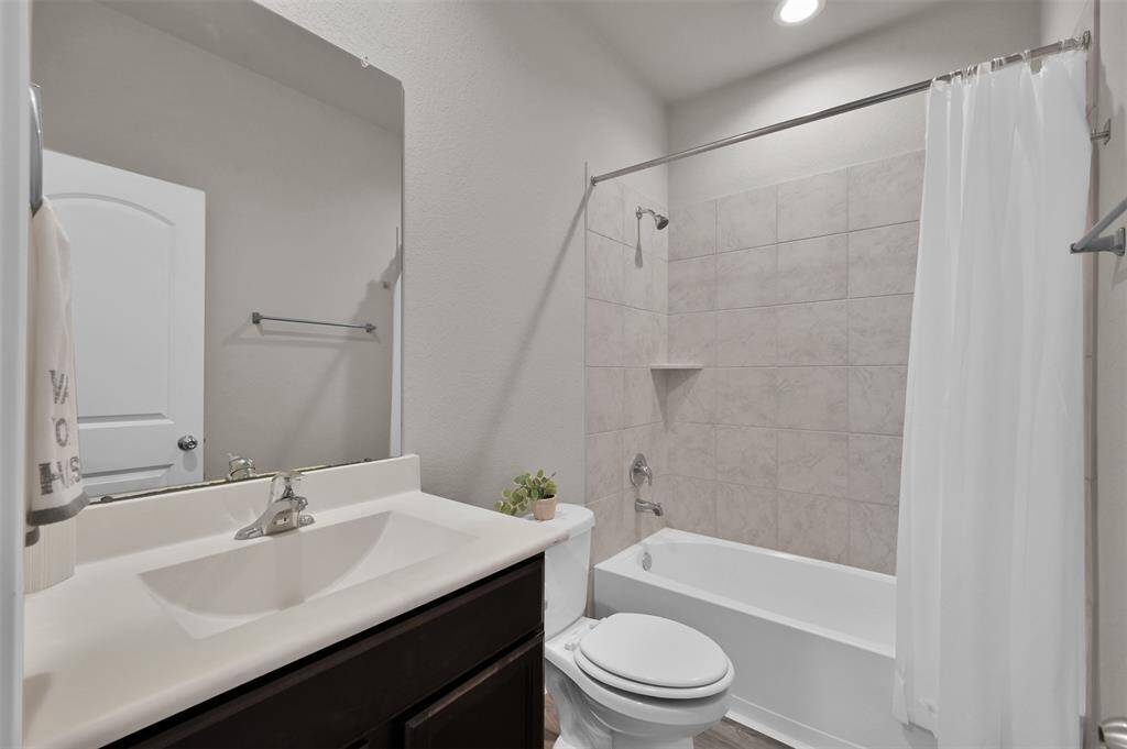 Secondary bathroom w/ tub/shower combo