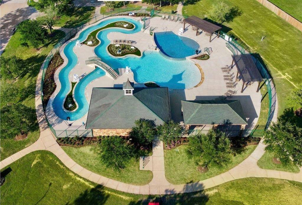 Gleannloch Farms offers it all! Enjoy the summer time now with the pools open, including the newly renovated lazy river, athletic pool and pool with splash pad!