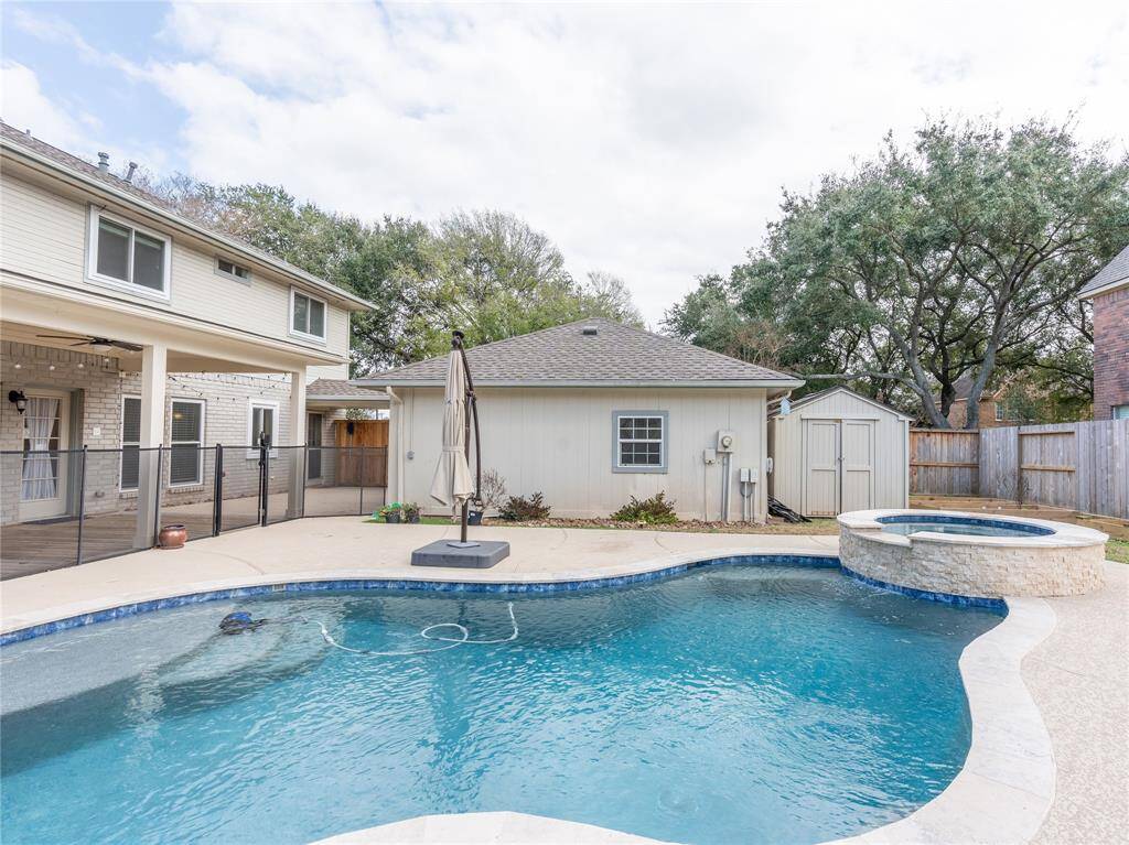 Beaufitul heated pool and hot tub to use year round