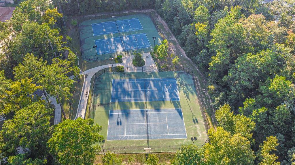 This community also has tennis courts to add to it's numerous amenities!